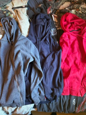 Säljer 3 pack hoodies - säljer ett 3 pack hoodies strl L men passar M, vill inte ha dem längre, perfekta för varma/svala dagar, den blåa är använd mest den är nopprig och den grå var nopprig när jag köpte de och den röda är aldrig använd, inga hål eller märken, köptes på shein för 300, inget fast pris