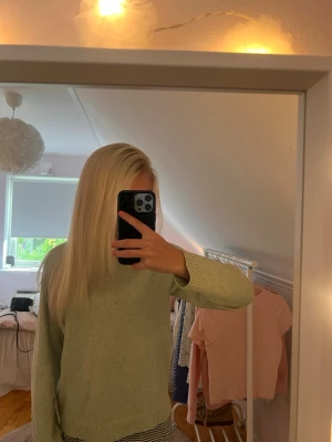 Ljusgrön stickad tröja - Långärmad stickad ljusgrön tröja.💚 Den är extremt mysig o perfekt till hösten.🍂 Tröjan är från Vero Moda och det står att den är i storlek 146/152 men den passar mig i xxs/xs/s. Den har inga stora effekter🫰🏻 priset kan alltid diskuteras 