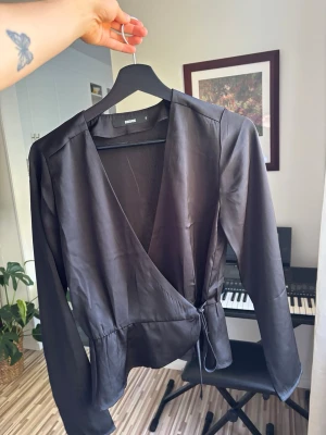 Svart blus - Fin blus från bikbok. Storlek S, knappt använd. Väldigt fint skick❤️