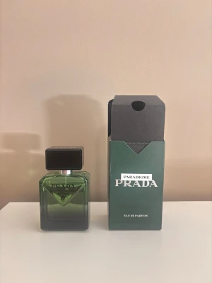 Prada Paradigme Eau de Parfum - Prada paradigme edp 50 ml, ungefär 40 ml kvar av flaskan. Hör av er vid fler frågor! 