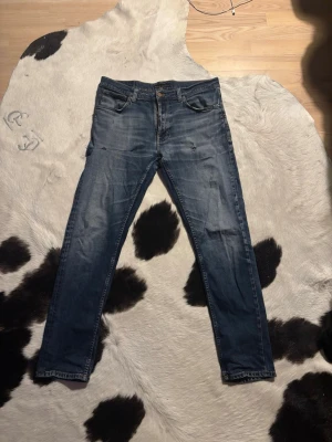 Nudie Jeans (Lean Dean)  - Nudie Jeans | Modell - Lean Dean | Storlek: W34 - L32 | Litet hål i ena fickan men inget som märks vid användning | Vid minsta lilla fundering tvivla inte på att höra av sig 😁📲