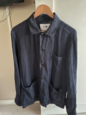 Mörkblå overshirt från NN07 - Stilren mörkblå overshirt från NN07 i linne