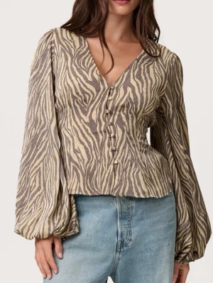 Adoore Palena Blouse - Säljer denna nästintill nya Adoore Palena blouse, endast använd 2 gånger. Orginalpris 1295kr.