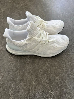Vita Adidas Ultraboost sneakers - Nya vita ultra boost (En kvar) Pris kan diskuteras 