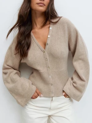 Stickad tröja - Utsåld beige stickad tröja från Gina Tricot. Använd nån enstaka gång, så som ny. Jättefin men säljer då den inte kommer till användning. Storlek M men sitter som S. Nypris 399kr. Skönt och bra material. Tryck gärna på köp nu. 