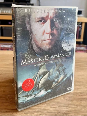 Master & Commander: Bortom världens ände – DVD – NY & INPLASTAD - Säljer Master & Commander: Bortom världens ände med Russell Crowe på DVD.  ⭐ Fortfarande fabriksinplastad – aldrig öppnad 🎬 Oscarsbelönat historiskt äventyr 📀 Svensk DVD-utgåva 📦 Mycket fint samlarskick – se bilder  En modern äventyrsklassiker och ett fint exemplar för filmsamlaren.  Samfraktar gärna med mina övriga filmer.