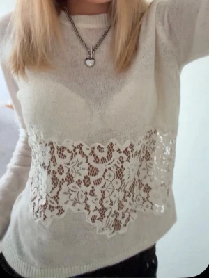 Zara tröja med spetsdetalj - Säljer den populära eftertraktade Zara tröjan med spets i storlek M men skulle säga att den mer är en S, passar mig som i vanliga fall har xs💕