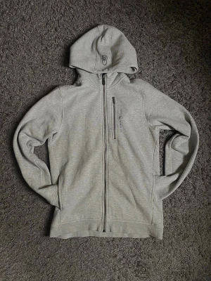 Ljusgrå Sail Racing Hoodie - Tjenare. Nytt plagg en Sail racing hoodie ljus grå. Knappt använd och köpt för 1200kr. Just nu vill jag bara bli av med den så start priset är 500kr men priset kan diskuteras men inte för lågt erbjudande. Riktig schysst Hoodie passar till våren vinter hösten till och med sommaren. Size S