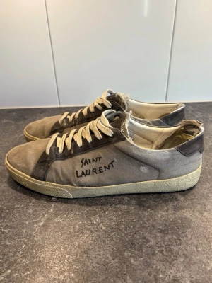 Saint Laurent skor - Saint Laurent skor | Storlek 46 | Bra skick överlag, se defekter i bild | Skorna har gått upp lite på vissa ställen men har limmat | Endast skor medföljer