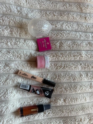 W7 Fresh Grip Primer Mist & Basprodukter - Säljer ett kit med W7 Fresh Grip Primer Mist i sprayflaska, concealer, primer, meakupremover i burk med blingat lock, samt en genomskinlig silikonförvaring och en bronser från w7❤️. Perfekt för att skapa en jämn och fräsch bas till din makeup.💄 