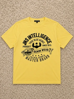 Gul t-shirt med tryck från Jack & Jones - Gul t-shirt från Jack & Jones med svart tryck framtill. Klassisk rund halsringning och korta ärmar. Perfekt för dig som gillar streetstyle och vill sticka ut med en färgglad look.