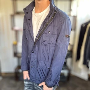 Field jacket - Mycket fint skick, inga defekter. Nypris ca 2500kr. Passar dig som är 180-190cm ungefär. Modellen är 185 cm, 75 kg. Alltid billigare pris vid köp av flera varor‼️🙌Svarar alltid på frågor eller funderingar!  