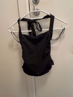 Halterneck top med öppen rygg - .