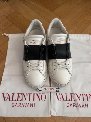 Valentino open - Riktigt fräscha valentino opens som är svarta och i storlek 43. De är använda men ändå väldigt fint skick. Både två dustbags och extresnören medföljer. De är självfallet äkta och det är bara att höra av sig vid frågor eller funderingar!