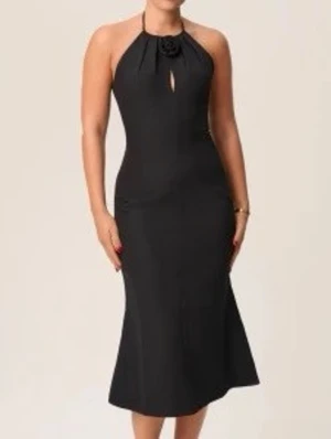Adoore - Rozzano Midi Dress Black  - Säljer en svart Adoore långklänning med halterneck och en liten rosettdetalj vid halsen. Klänningen har en smickrande passform, är ärmlös och har en liten öppning framtill. Perfekt för dig som vill ha en elegant och stilren look. Klänningen är helt ny och oanvänd med lapp kvar! Priset går att diskutera❤️