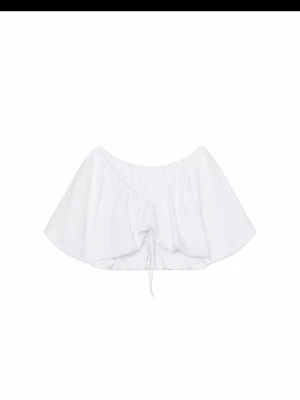 ZARA White Off-Shoulder top  - Populär Zara crop top som är slut typ överallt. Min är i L men har vanligtvis S i toppar och denna fungerar utmärkt oavsett då storleken inte riktigt påverkar passformen på en sånhär tröja. Säljer då jag it e bekväm i min kropp o toppen. 
