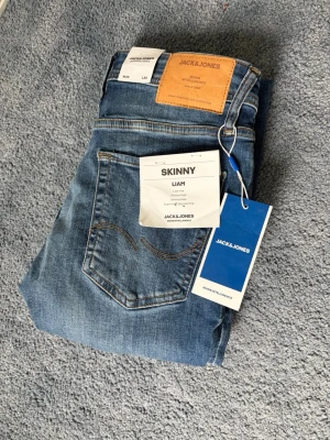 Helt nya Jack & Jones Liam Skinny Jeans (W29/L32) 👖 - Superfräscha och helt nya jeans från Jack & Jones i modellen Liam Skinny (Blue Denim). Alla prislappar sitter kvar! Nypris som du kan se 499kr, mitt pris är 219kr men kan gå ner. 