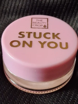Stuck On You Eye Primer - Stuck On You Eye Primer från The Beauty Crop i en söt, rund glasburk med rosa lock och guldfärgad text. Perfekt för att få ögonskuggan att sitta hela dagen. Cruelty free och enkel att applicera med fingret eller borste.
