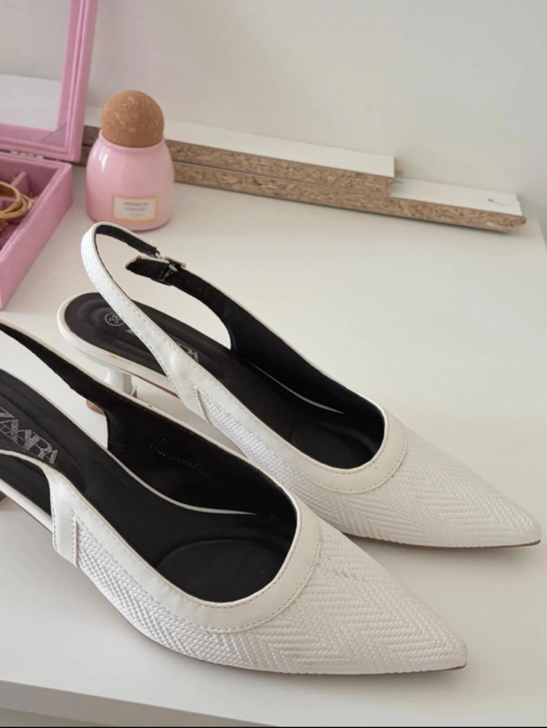 Vita slingback-pumps med låg klack - 1