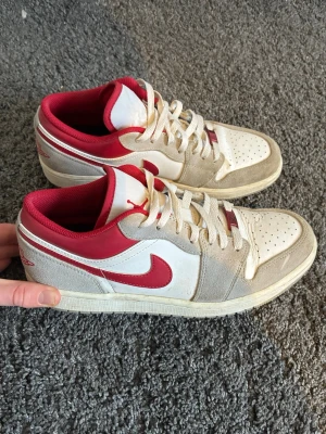 Jordan 1 skor - Hej! Säljer nu dessa sjukt snygga och sällsynta Jordan 1 skorna! Storlek 43 Skick 9/10 Ny pris= 2800 kr Säljs för= 1199 kr