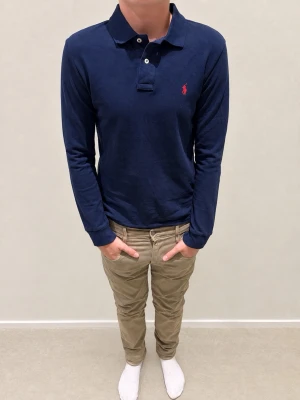 Ralph lauren piké (långärmad) - Tjena! Säljer denna snygga långärmade Ralph lauren piké i färgen mörkblå som passar galant nu till hösten och vintern då man använder mörka färger✅ tveka inte att höra av er vid minsta fråga 🙌🏼