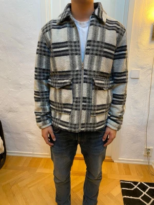 These Glory Days Overshirt  - Sjuukt fet overshirt i nytt skick från These Glory Days! Riktigt skönt material och perfekt för både höst och Vinter! Hör av dig vid minsta fundering!