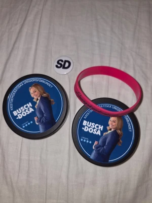 Politiska merch-prylar mm - Säljer parti merch två ebba busch kristdemokraterna snus dosor 1 sd armband och 1 sd pin