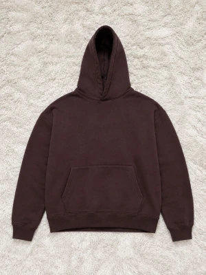 Brun oversized hoodie från FSBN - Mörkbrun hoodie från FSBN i oversized fit. Klassisk modell med stor känguruficka framtill och mjukt material. Perfekt för dig som gillar en avslappnad och trendig stil. Passar till allt och är superbekväm.