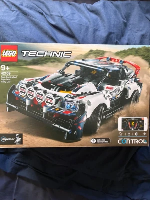 Lego technic top gear radiostyrd bil - Bra skick endast legat och dammat i ett skåp, radiostyrningen funkar med en app. Till dig som vill ha ett coolt och unikt Lego då detta bygget inte säljs längre