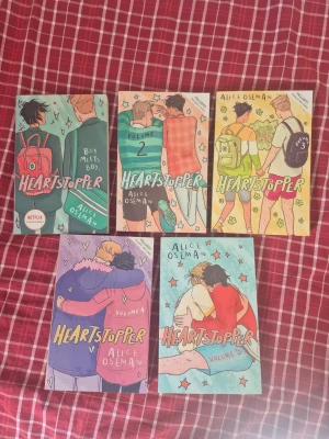 Heartstopper böcker 1-5 av Alice Oseman - De fem första böckerna i heartstopper-serien av Alice Oseman på engelska!! Säljs också separat för 110kr/bok. Säljer också solitaire och de två tillhörande novellerna till böckerna. Pris går alltid att diskuteras!!