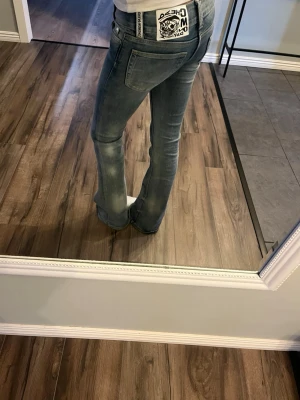 Blå bootcut jeans med patch från weekday - Säljer ett par ljusblå bootcut jeans med cool patch på bakfickan. Jeansen har normal passform upptill och utsvängda ben. Klassisk femficksmodell och snygg tvättad look. Perfekta för dig som vill ha en avslappnad men trendig stil. Säljer för att dom inte passar längre! Inte använda så många gånger! Priset är ej fast!🩵🩵