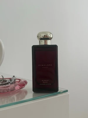 Jo Malone Scarlet Poppy parfym 100 ml - Jo Malone Scarlet Poppy Cologne intense. Flaskan rymmer 100 ml. Noter: röd vallmo, iris och tonkaböna. Se bild hur mycket som är kvar
