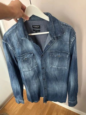 Ursnygg blå dondup jeanskjorta M - Jättefin populär eftertraktad blå stentvättad Dondup jeanskjorta i storlek M Slim fit. Grym skjorta i utmärkt toppskick och väldigt unik! Tveka inte vid minsta fråga eller fundering!