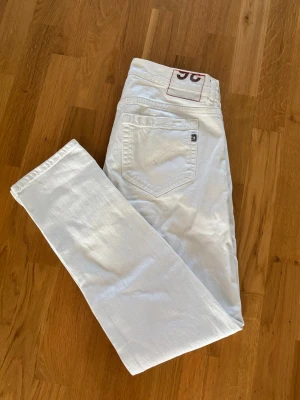 Jättefin vita dondup George jeans w36 - Sjukt snygga populär eftertrakatde vita dondup George jeans av högsta kvalité och storlek w36 säljes. 45 cm breda i midjan och 104 cm total längd. Grym passform och inga hål eller fläckar! Superfint toppskick och tveka inte vid minsta fråga eller fundering!