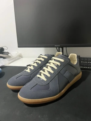 Navy gats - Säljer dessa feta Maison margiela gats som jag fick i födelsedagspresent. Skick: nästan splitter nya Färg: navy Storlek: 46 passar även 45