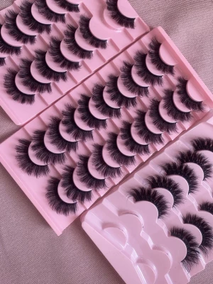 Fransar 🩷 - Säljer flera par svarta volymfransar med fyllig och fluffig design. Fransarna kommer i rosa plastförpackningar och har en böjd form för enkel applicering. Perfekta för dig som vill ha en dramatisk ögonlook och extra längd.