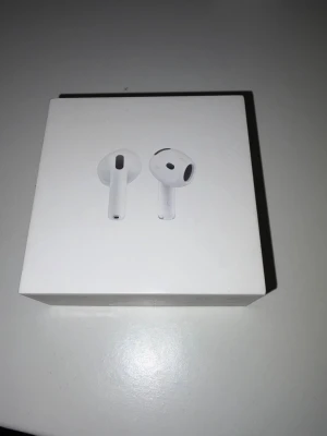 AirPods 4 2025 - Säljer ett par AirPods 4 2025 helt nya fick dom som en födelsedagspresent har använt dom 2 gånger gillade inte dom och det är därför jag säljer dom.