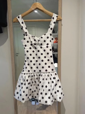 Zara Polka dot klänning - SUPER söt klänning från Zara! På bild 3 ser man att den är pytte pytte lite öppnad men det är inget som syns. Huden syns liksom inte utan det är bara att nån söm lossat lite på ett ställe. (Man ser inte huden på mig iaf)