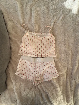 Söt pyjamaser - Säljer detta söta pyjamasetet som kommer från Gina tricot dessa har använts få gånger och är i nytt skick🩷