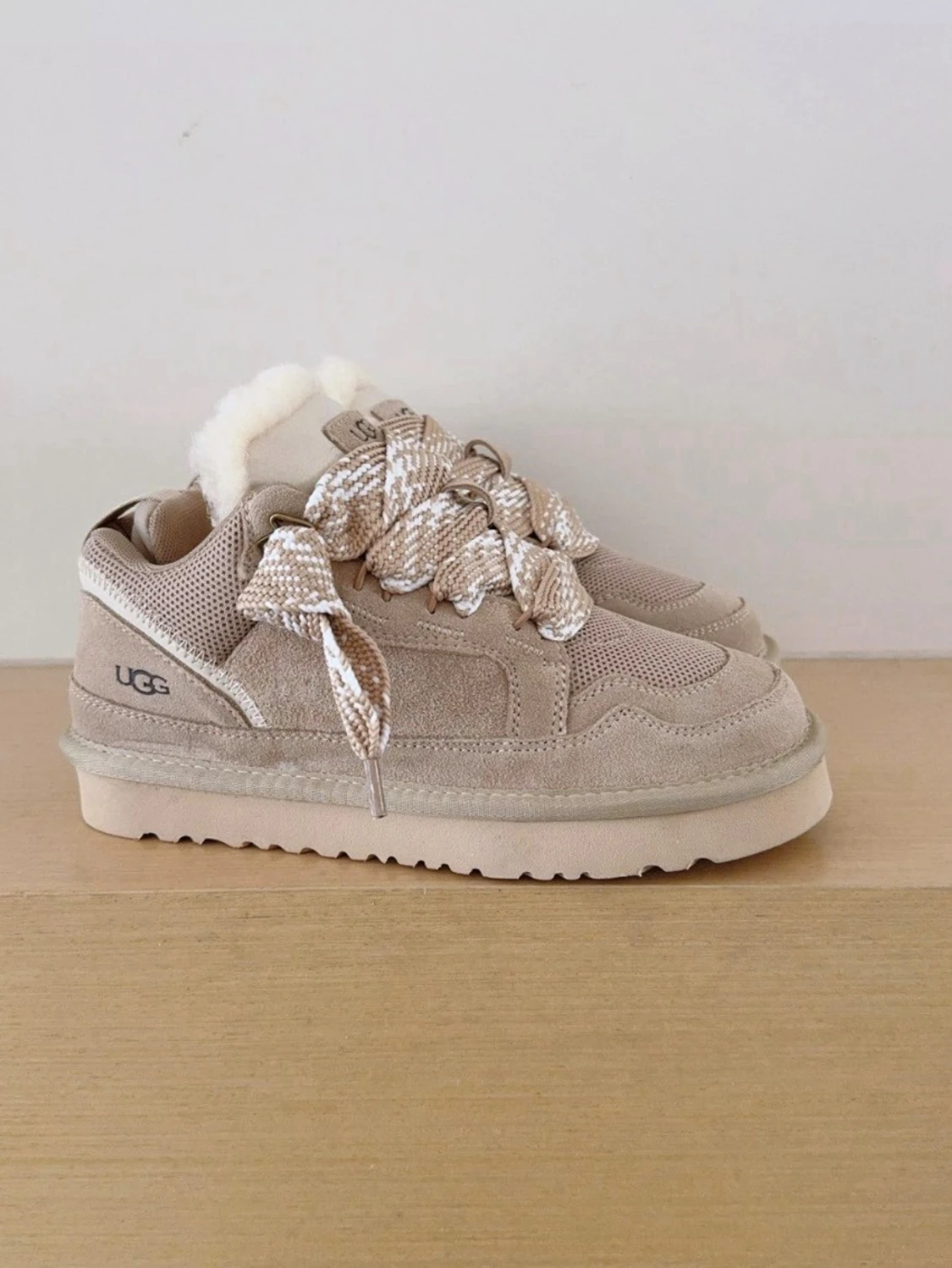 Beige sneakers från UGG med foder - 4