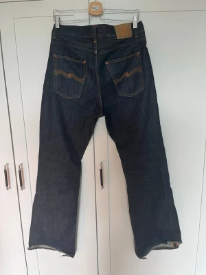 Nudie Flare Glenn - Säljer ett par Nudie Flare Glenn som är i toppskick! Dessa jeans är rå denim vilket betyder att de blir snyggare ju mer du använder dom och är därmed en bra investering! Lite heelbite men annars felfria. Dessa jeans blir bara mer och mer populära! Fråga gärna om mått och andra funderingar. Ciao! /Otto