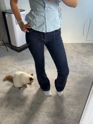Mango Jeans - Mörkblåa Jeans från Mango. Storlek 34, skulle säga att de passar storlek 34-36 då de är lite stretchigare. Inga defekter eller liknande. Helt slut på Mangos hemsida. Hör av er vid frågor 💗