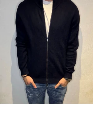 Mörkblå Full zip Massimo Dutti - Mörkblå ziptröja från Massimo Dutti. Säljer den eftersom att den är för liten. Men den är i helt ny skick helt äkta så passa på o köp skulle verkligen vilja ha kvar den annars.
