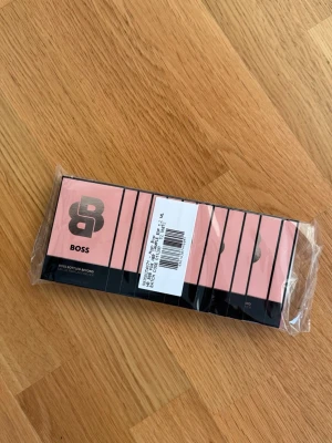 BOSS Bottled Beyond Eau de Parfum for Her - 12 st nya och oanvända BOSS Bottled Beyond Eau de Parfum For Her-testers parfym. Varje tester innehåller 1,2 ml, totalt 14,4 ml. Oöppnade och med en frisk, blommig och feminin doft med mjuka träiga toner.