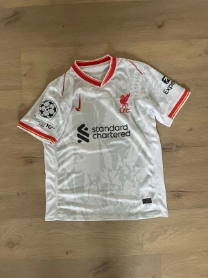 Liverpool 24/25 tredje - Helt ny aldrig använd Liverpool T-shirt med Virgil på ryggen. Hör aver vid frågor eller funderingar!