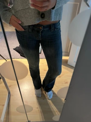 Mörkblå raka jeans med låg midja - Säljer ett par mörkblå jeans med låg midja från Cheap Monday i storlek 29/32. Jag har använt dom ett fåtal par gånger då de var för långa för att använda men nu har jag sytt upp dom. Nu är de istället lite för korta så jag får ingen användning av dom. Jag är 165 cm. 💞💞