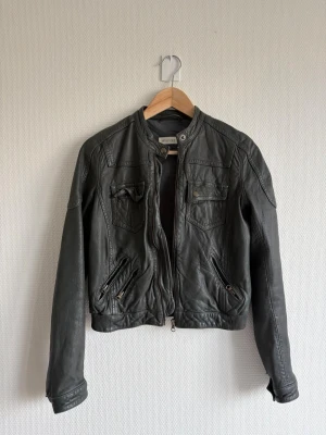 Läder jacka - Jacka i äkta läder från whistles i fint skick 🤍 Står strl 38 men skulle säga strl 36!