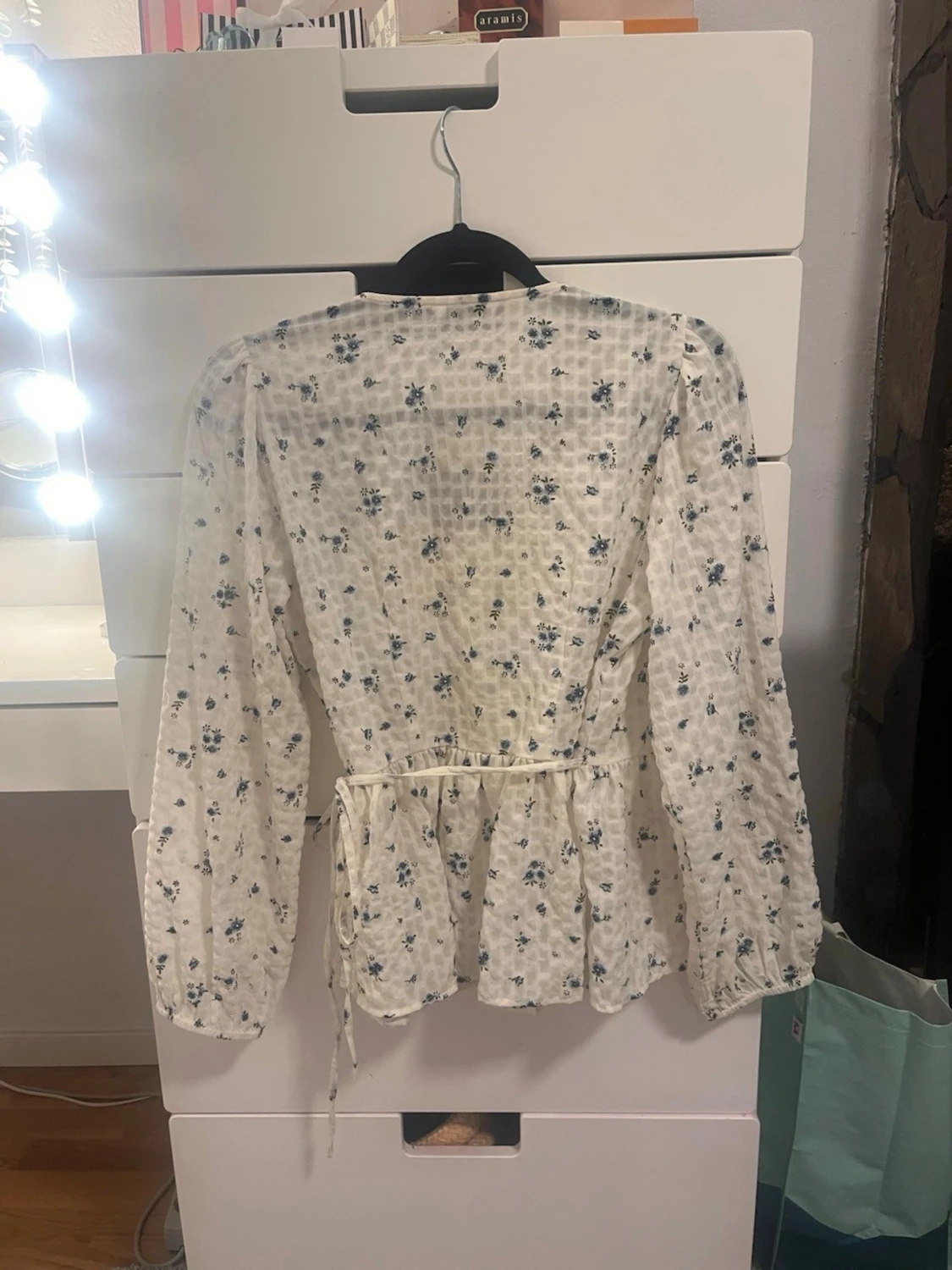 Vit blommig omlottblus från Pigalle - 2