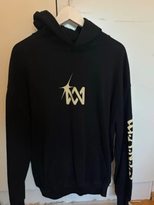Marcus & Martinus merch hooide  - Säljer nu min Marcus & Martinus merch då den tyvärr inte kommit till användning, den är som nytt skick då jag endast testade den och sen dess inte använt. Merchen är från deras ” WANTS ” tour ( we are not the same ) och köptes under deras konsert för ungefär 2 år sedan 🥰