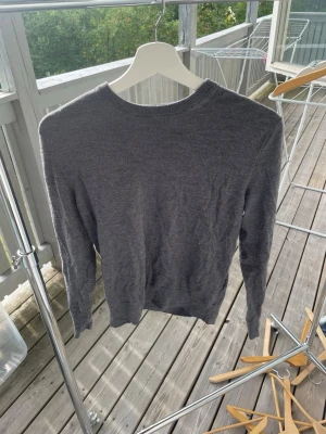 Mörkgrå merinoull tröja - En mörkgrå merinoull tröja från uniqlo storlek : XS